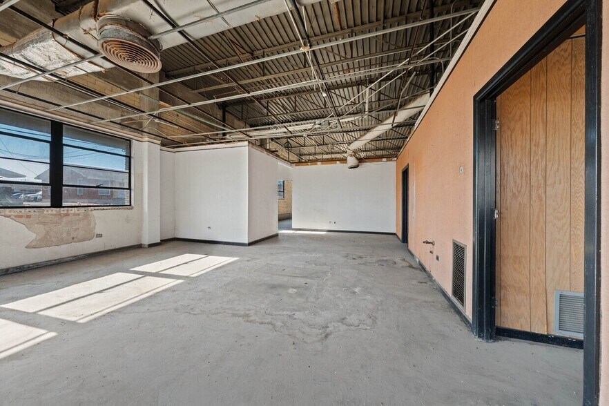 More Photos Of 657 Ruby Ave, Waco Showroom For Lease