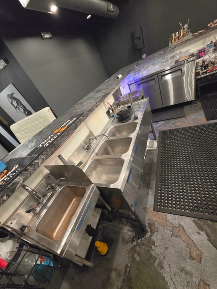 More Photos Of 1544 E McDowell Rd, Phoenix Bar For Sale