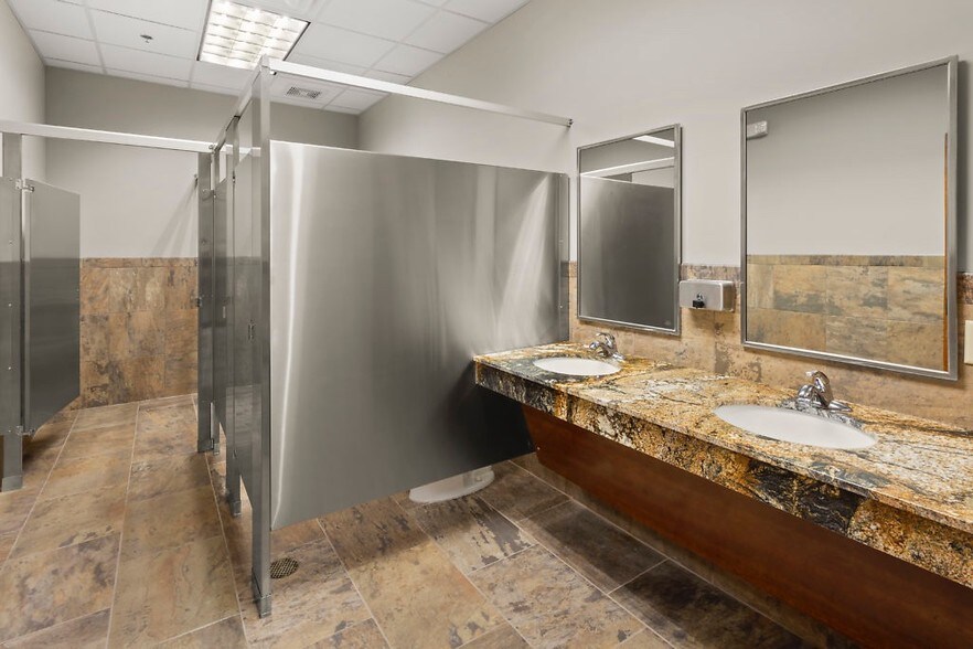 More Photos Of 814 W McNeese St, Lake Charles Office For Lease