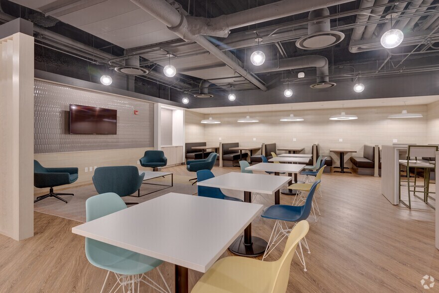 More Photos Of 2021 Spring Rd, Oak Brook Office For Lease