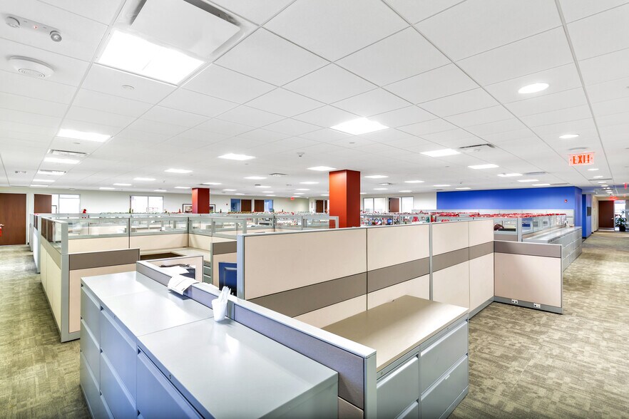 More Photos Of 4 Tri Harbor Ct, Port Washington Flex For Sale