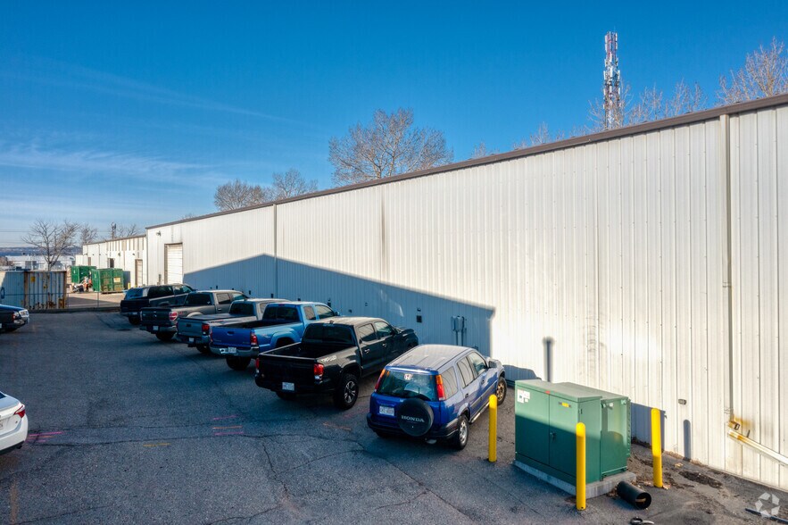 More Photos Of 2719 3 Av NE, Calgary Manufacturing For Lease