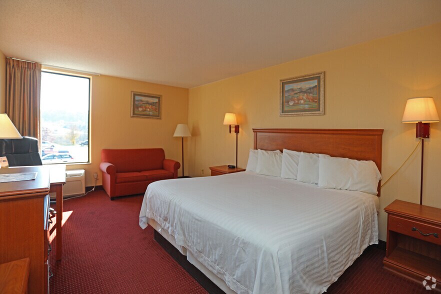More Photos Of 127 Ontario Dr, Mount Hope Hotel For Sale
