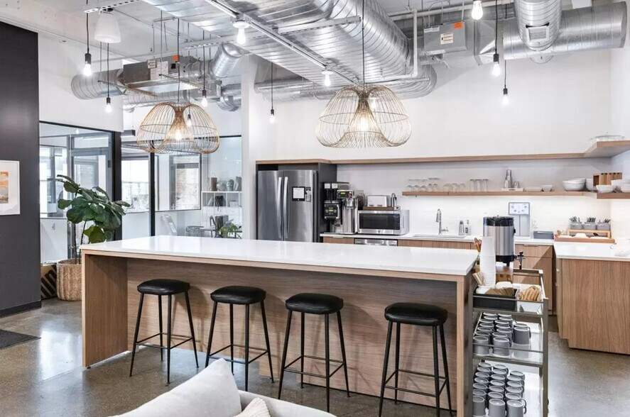 More Photos Of 1714-1720 W Division St, Chicago Coworking Space