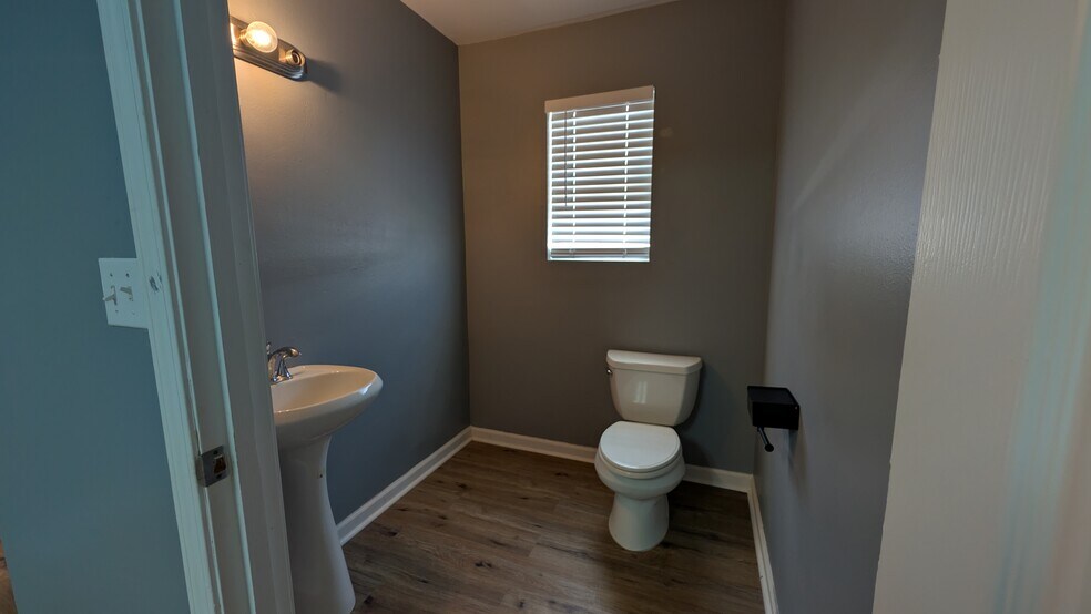 More Photos Of 515 Mountain Dr, Destin Flex For Lease
