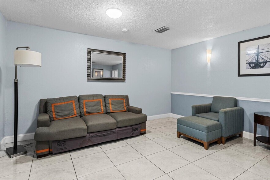 More Photos Of 510 Lane Ave S, Jacksonville Hotel For Sale
