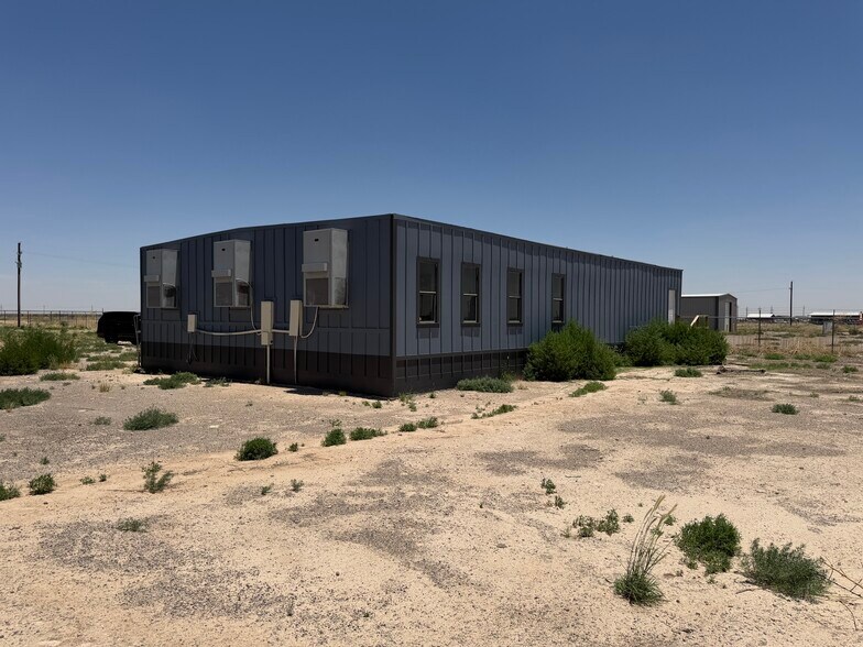 More Photos Of 463 Blackbird Dr, Pecos Industrial For Lease