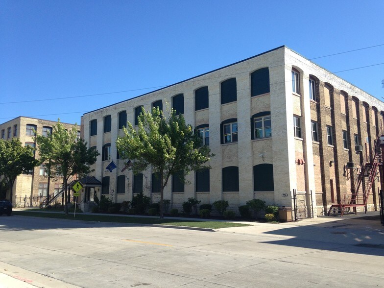 Primary Photo Of 5070 N 35th St, Milwaukee Flex For Lease