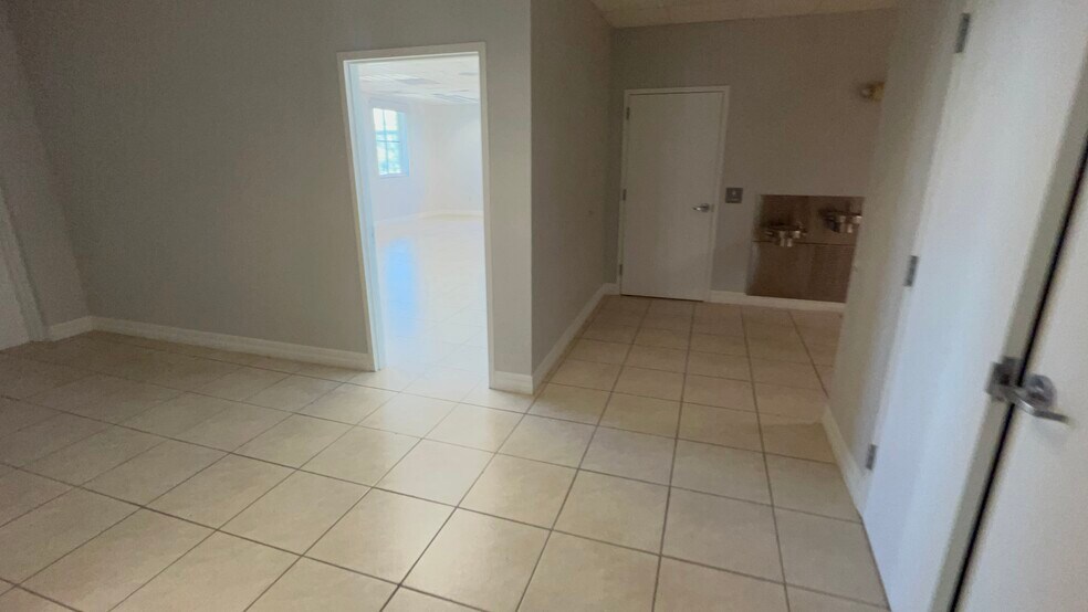 More Photos Of 4940 Bayline Dr, North Fort Myers Warehouse For Lease