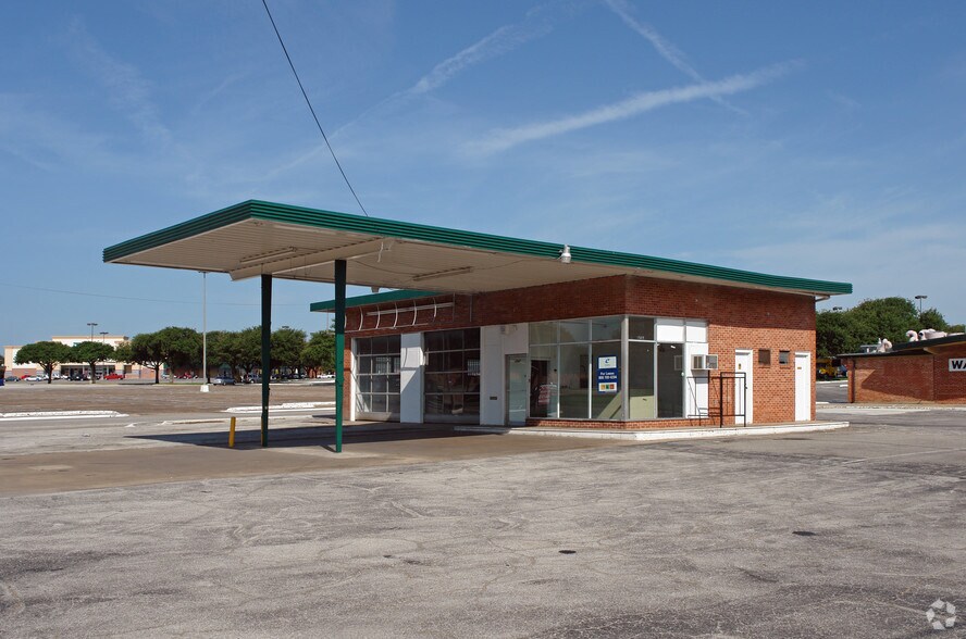 More Photos Of 655-700 W Illinois Ave, Dallas Unknown For Lease