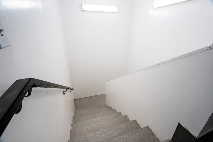 More Photos Of 19533 McLane St, Palm Springs Distribution For Sale