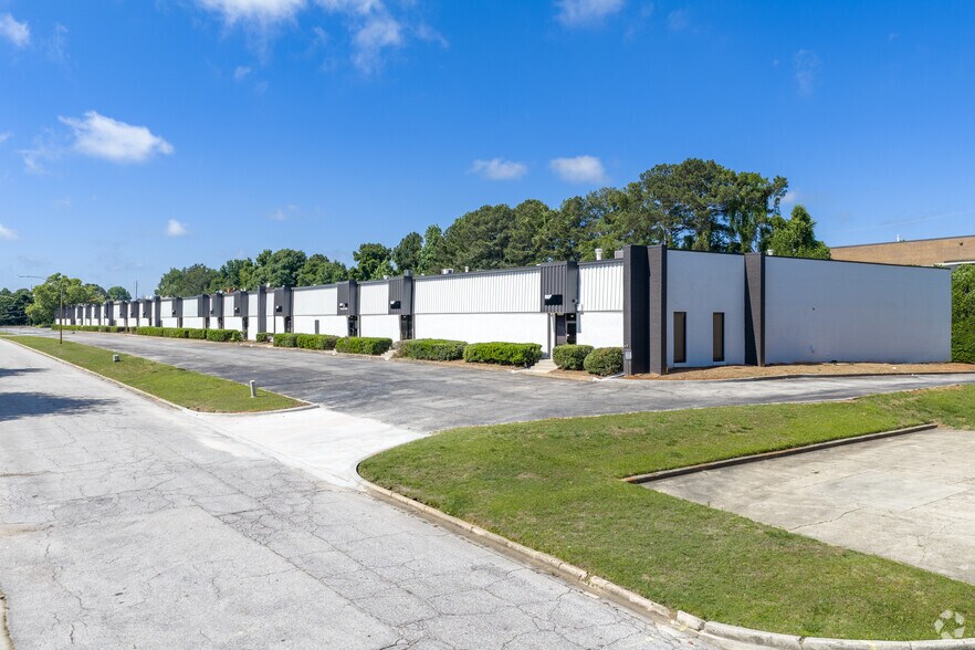 More Photos Of 1870-1908 Forge St, Tucker Distribution For Lease
