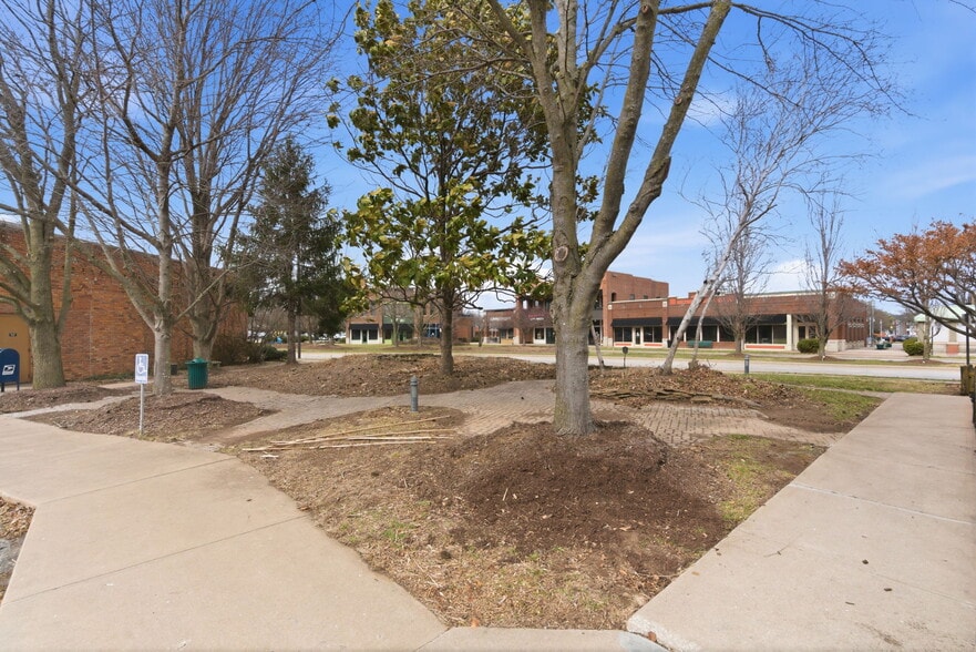 More Photos Of 2104 Chesterfield Blvd, Springfield Office For Sale