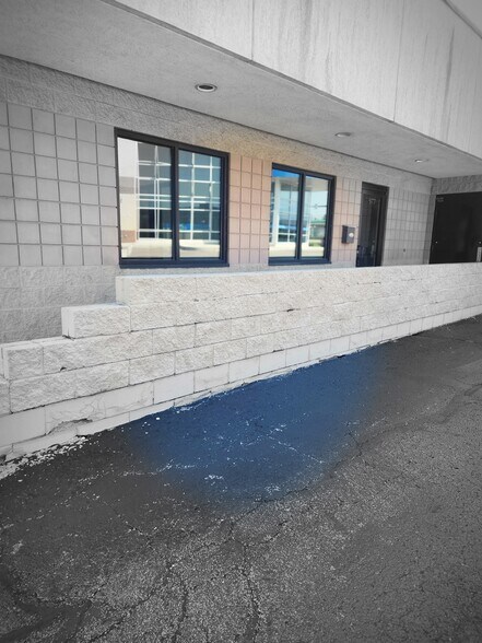 More Photos Of 965-975 W Main St, Tipp City General Retail For Sale