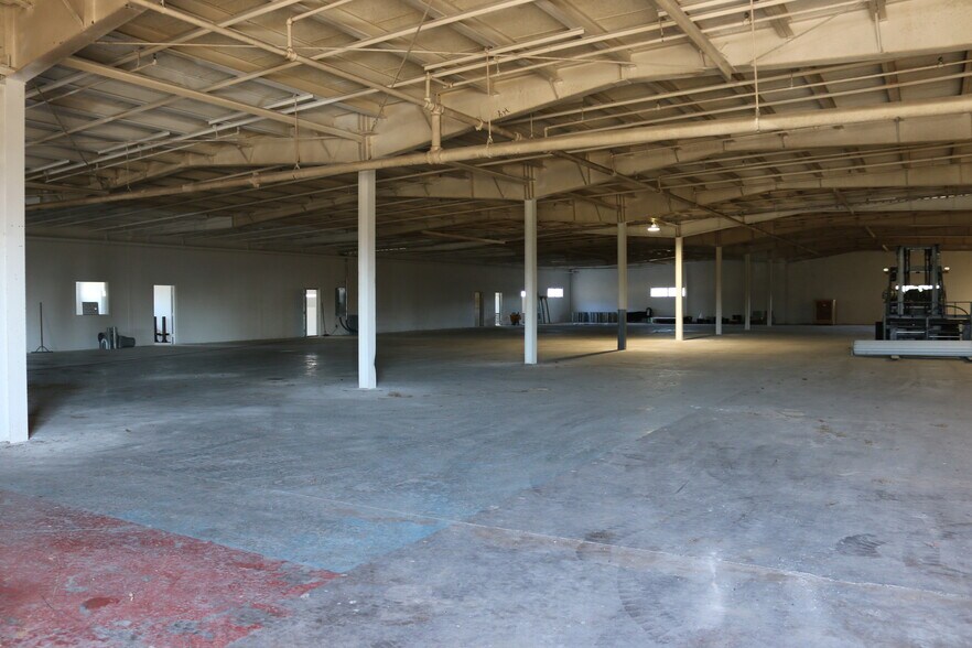 More Photos Of 5759 Tammy Little Dr, Section Warehouse For Sale