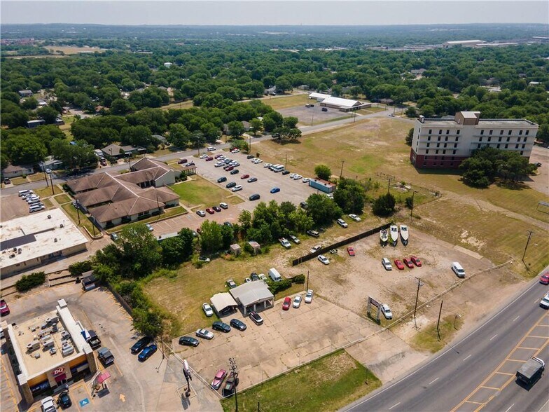 More Photos Of 1614 N Main St, Cleburne General Retail For Sale