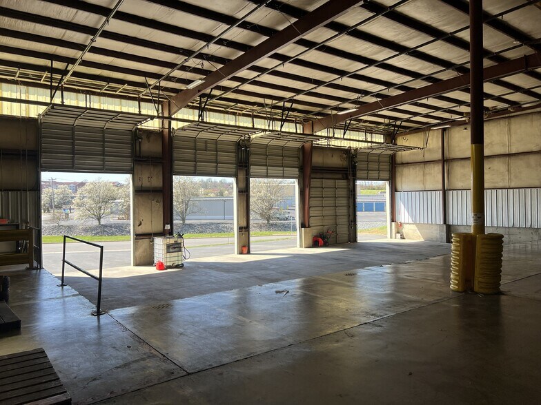 More Photos Of 880 Acorn Dr, Harrisonburg Distribution For Lease