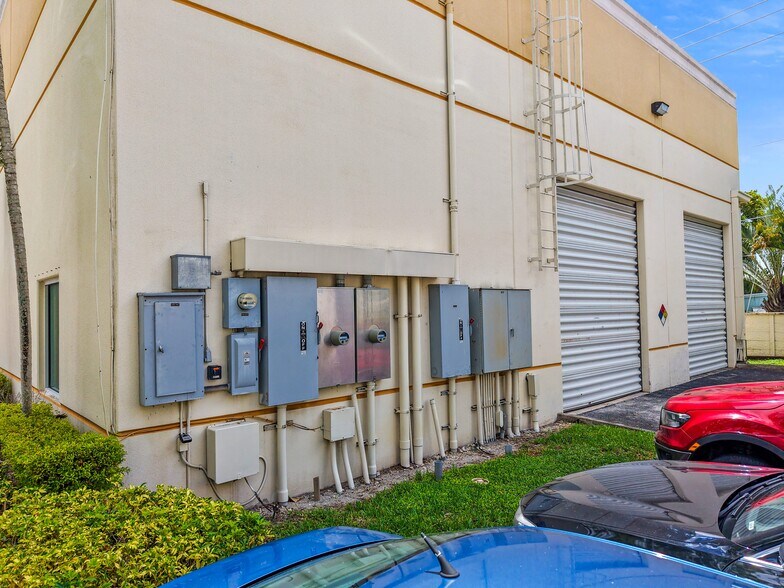 More Photos Of 917 NW 31st Ave, Pompano Beach Service For Sale