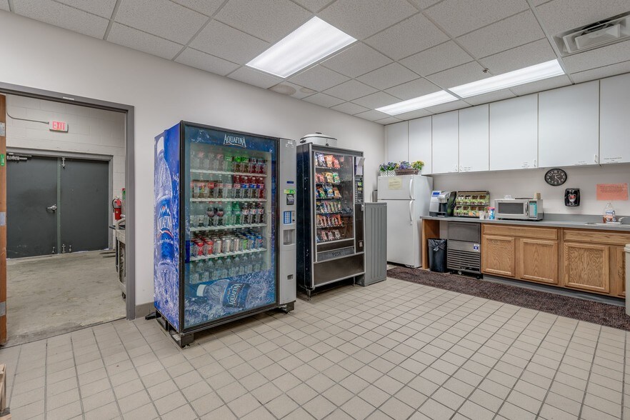 More Photos Of 3825 Columbus Rd, Granville Business Park For Lease