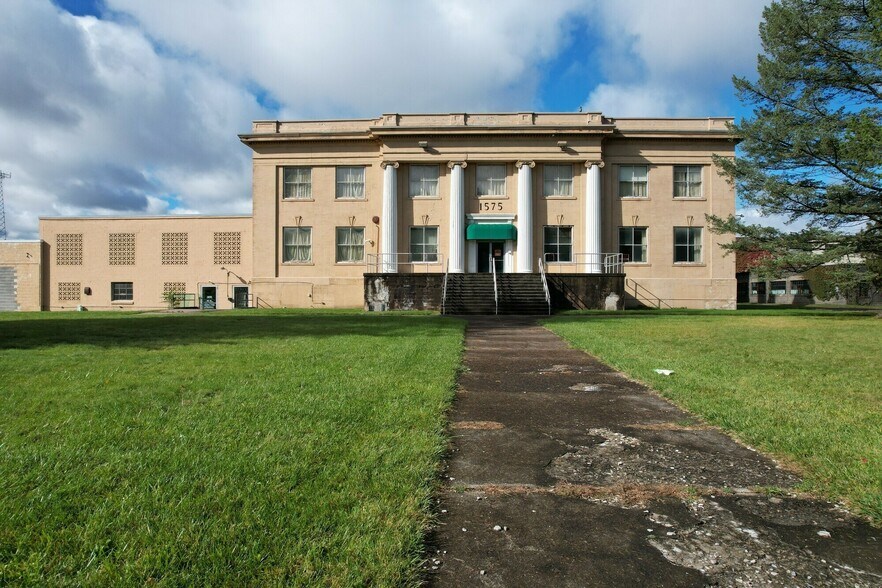 More Photos Of 1575 Lake St, Elmira Manufacturing For Sale