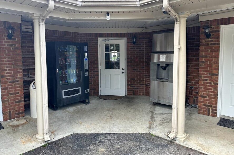 More Photos Of 1500 Edmonton Rd, Tompkinsville Hotel For Sale