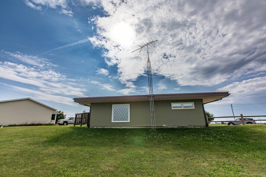 More Photos Of 308 Dale Dr, Montfort General Retail For Sale