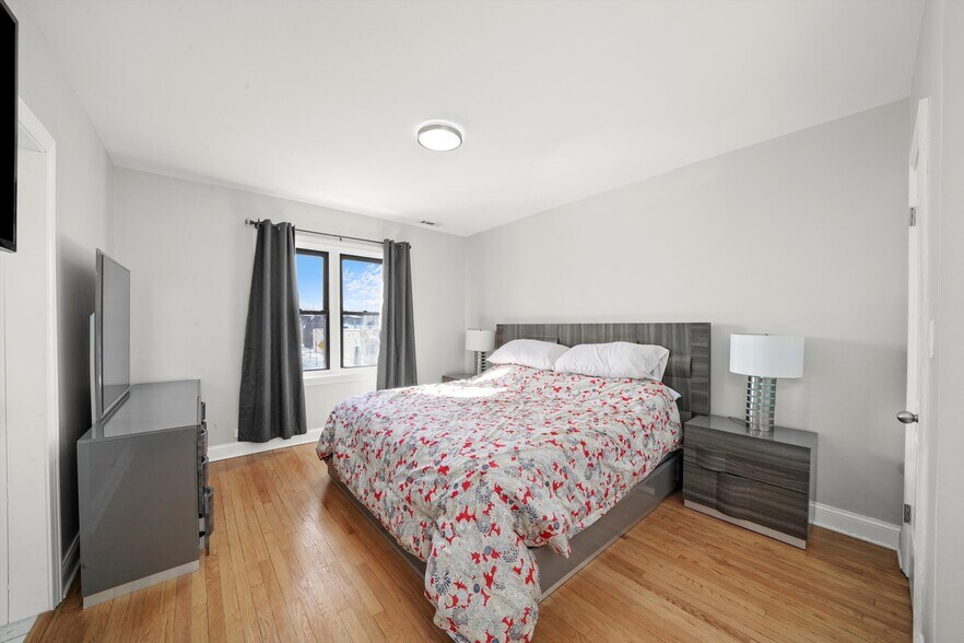 More Photos Of 2022-2026 W 95th St, Chicago Office Residential For Sale