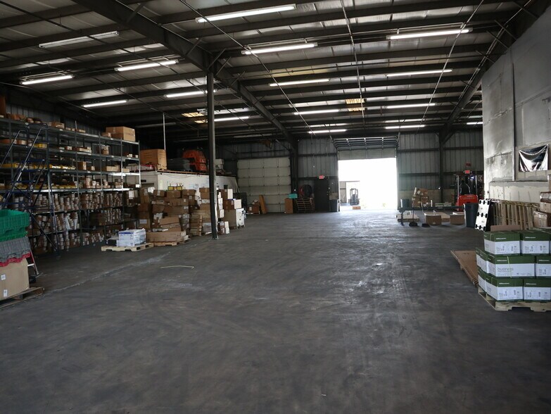 More Photos Of 572-2 Appleyard Dr, Tallahassee Warehouse For Lease