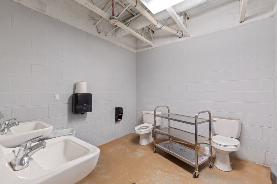More Photos Of 185 Rebecca St, Gentry Office For Lease