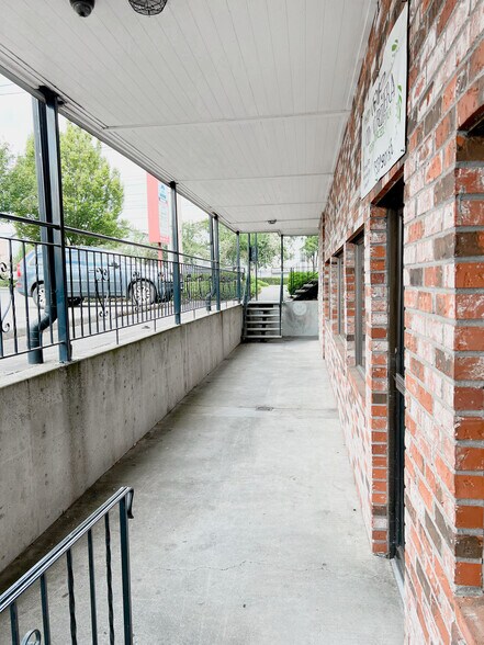More Photos Of 18210 E Burnside St, Portland Office For Sale