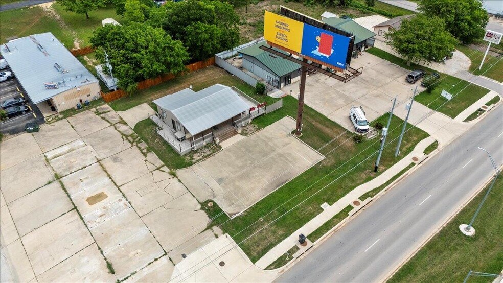 More Photos Of 1002 College St, Bastrop Freestanding For Lease