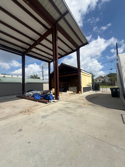 More Photos Of 1103 W Cavalcade St, Houston Industrial For Lease