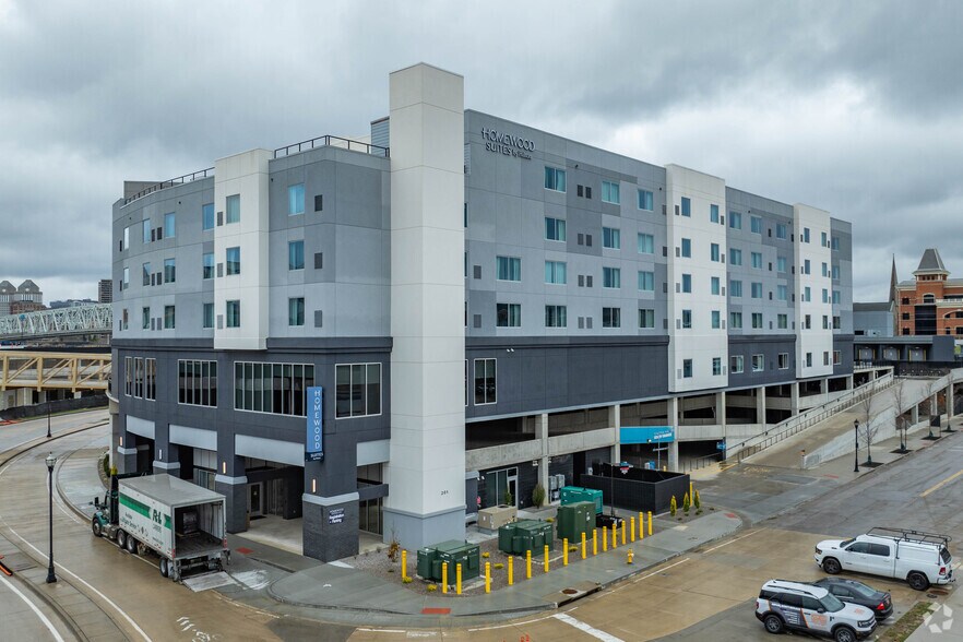 More Photos Of 200 W 3rd St, Newport Unknown For Lease