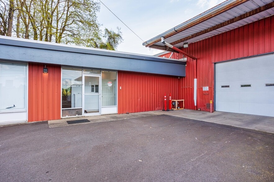 More Photos Of 2310 N Kerby Ave, Portland Warehouse For Lease
