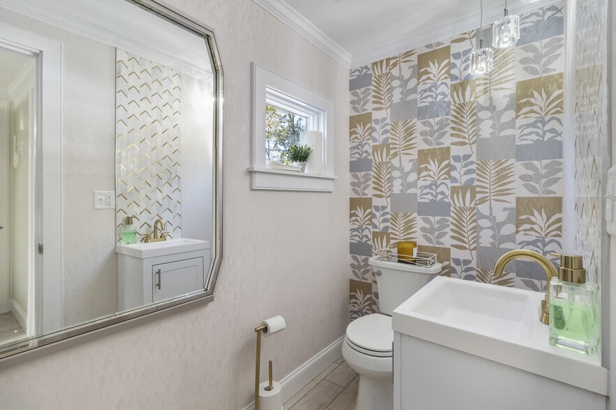 More Photos Of 712 Main St, Hyannis Storefront Retail Office For Sale