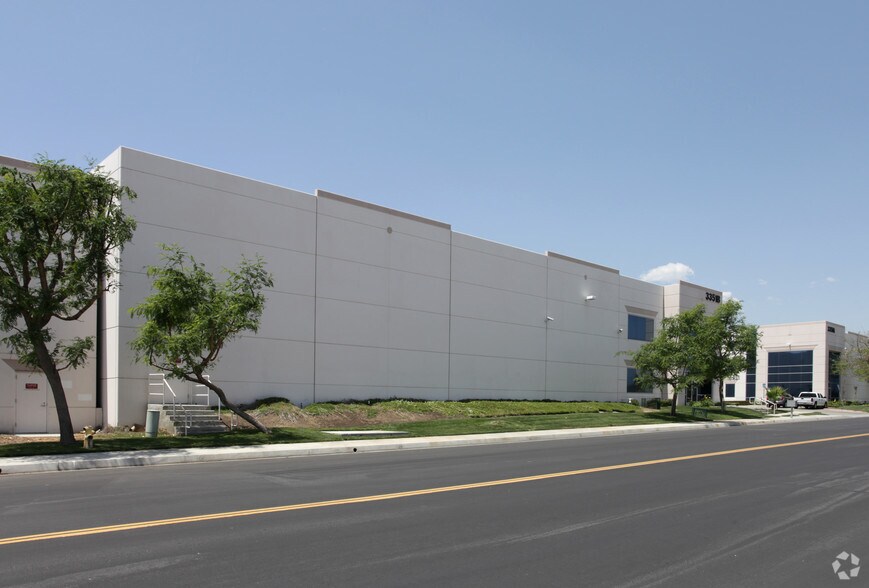 Primary Photo Of 3351B Grapevine St, Jurupa Valley Manufacturing For Sale
