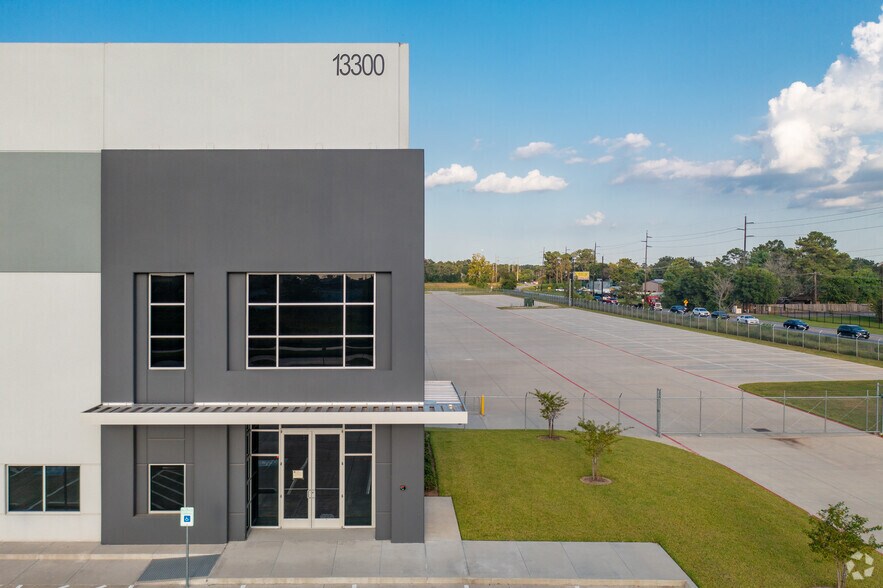 More Photos Of 13300 John F Kennedy Blvd, Houston Distribution For Lease