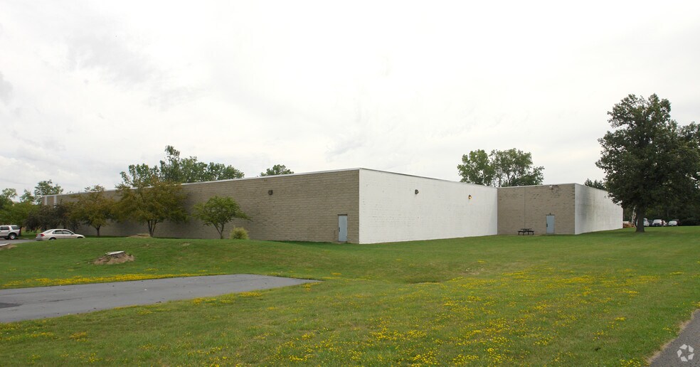 More Photos Of 375 Commerce Dr, Buffalo Distribution For Lease