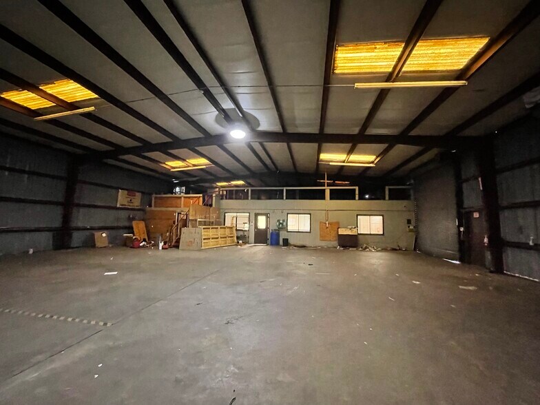 More Photos Of 2317-2319 Griffin Rd, Leesburg Warehouse For Lease