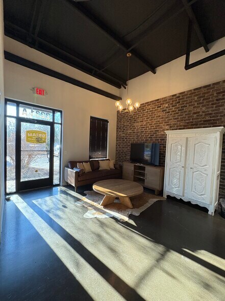 More Photos Of 2231 NW Broad St, Murfreesboro Showroom For Lease
