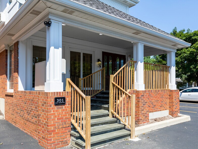 More Photos Of 301 W Roosevelt Rd, Wheaton Office For Lease