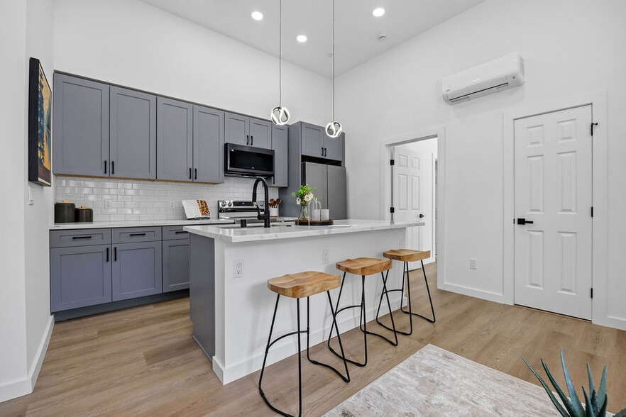 More Photos Of 2730 23rd St, San Francisco Showroom For Sale