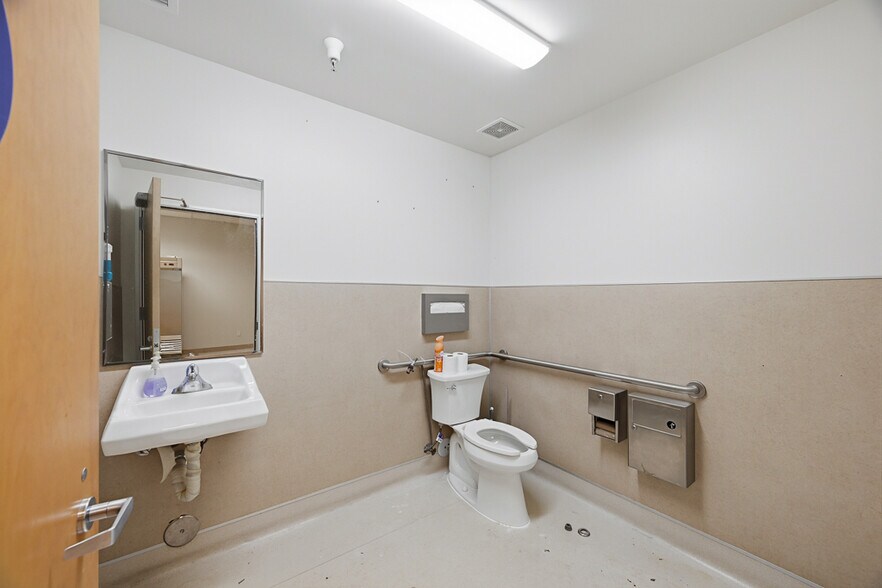 More Photos Of 2130-2162 Ringwood Ave, San Jose Showroom For Sale