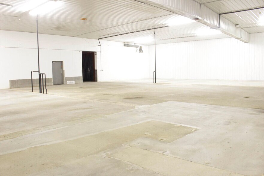 More Photos Of 3355 Ridge Rd, Green Bay Light Distribution For Lease