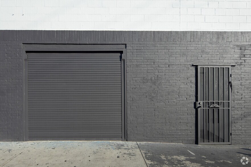 More Photos Of 900 N Western Ave, Los Angeles Showroom For Sale