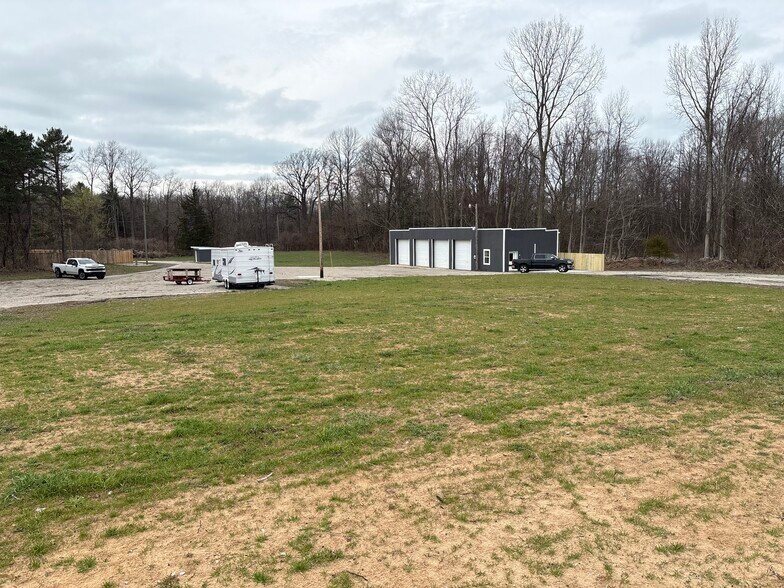 More Photos Of 01821 73rd St, South Haven Warehouse For Lease