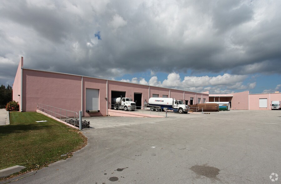 More Photos Of 801-821 S Kings Hwy, Fort Pierce Warehouse For Lease