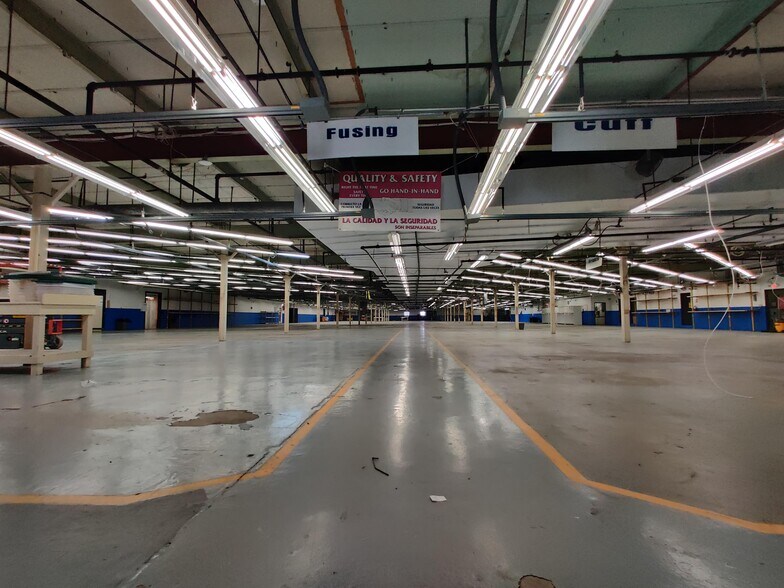 More Photos Of 120 S Church Ave, Garland Manufacturing For Lease