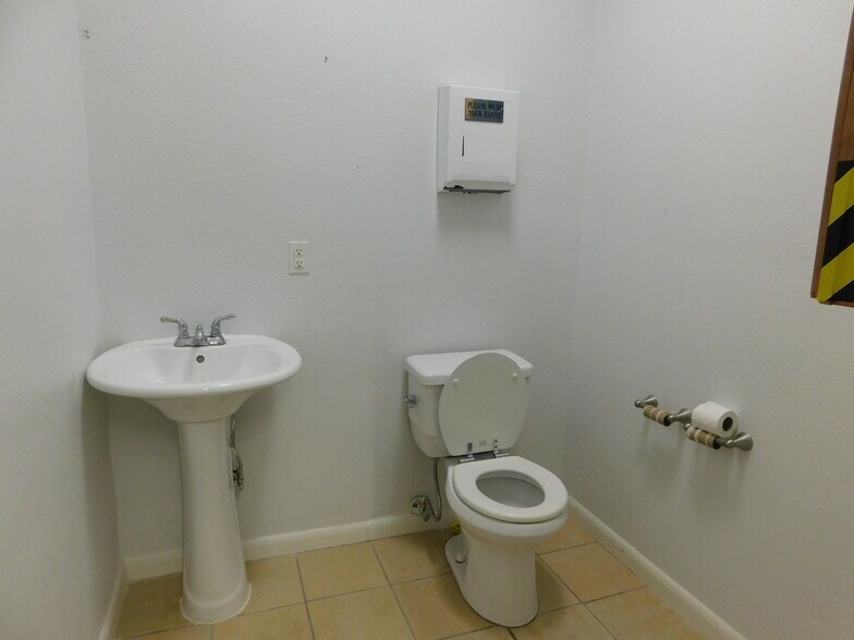 More Photos Of 5070 Industry Dr, Melbourne Manufacturing For Lease