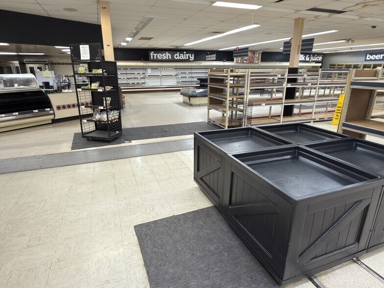 More Photos Of 12030 Park Ln, Wolcott Supermarket For Lease